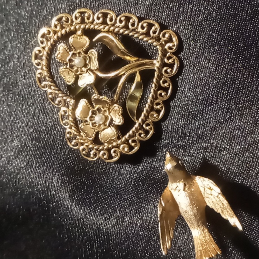 Avon broach & label pins fillagree heart  & dove pin both in excellent condition